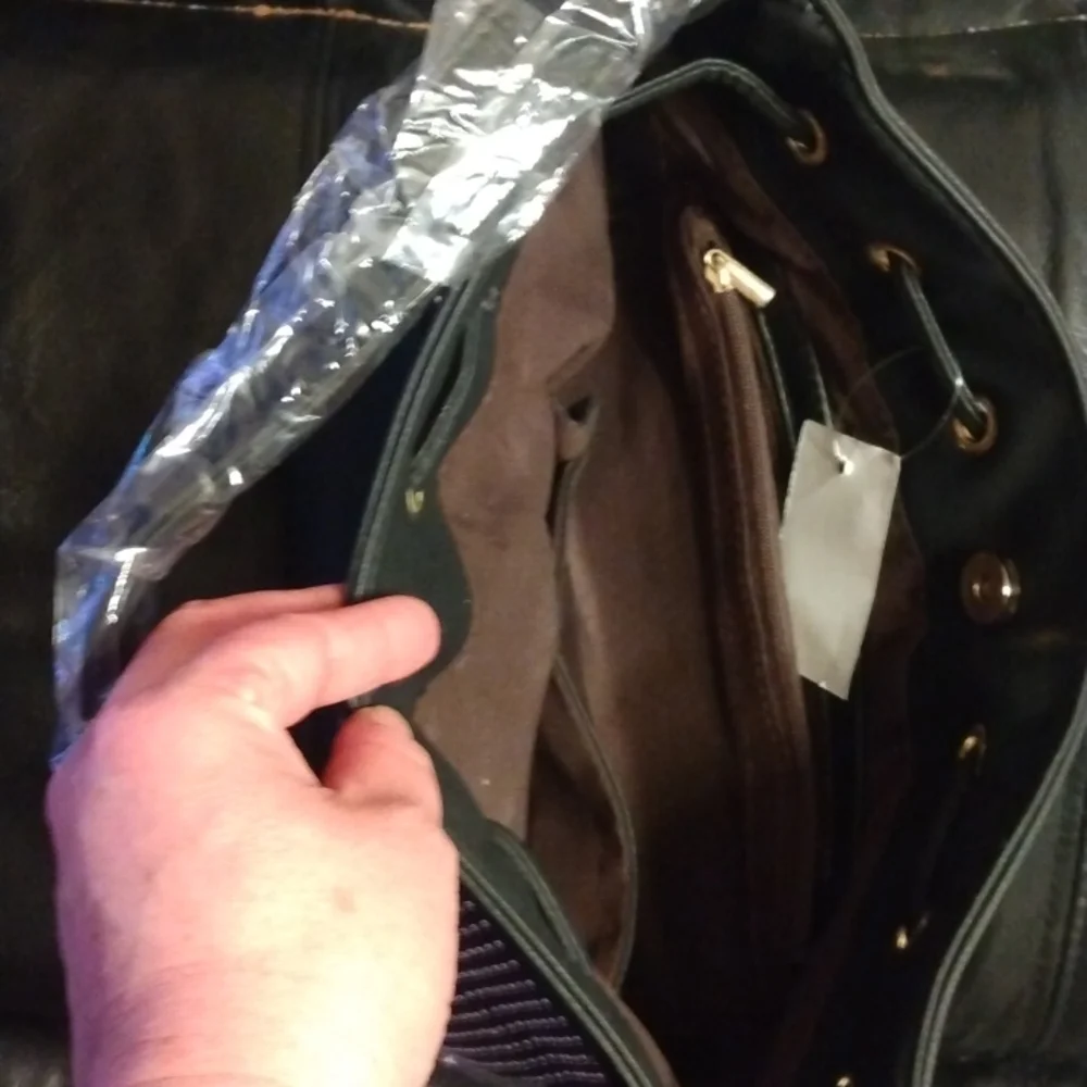Black leatherette studded cross body purse NEW - Picture 10 of 12